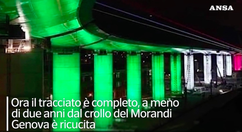 Frame del video ANSA sul varo del nuovo Ponte di Genova con i colori verde-bianco-rosso.