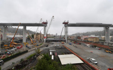 Il nuovo ponte di Genova: l'ultima campata con la bandiera di San Giorgio.