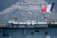 Soldati con mascherine a bordo della portaerei francese "Charles de Gaulle" arrivano al porto di Toulon, Fancia.