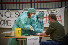 Alcuni cittadini sono sottoposti a test sierologici organizzati dal comune di Cisliano, vicino a Milano