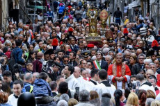 Un momento della processione per i vicoli del centro storico che ha preceduto la cerimonia del miracolo di San Gennaro,