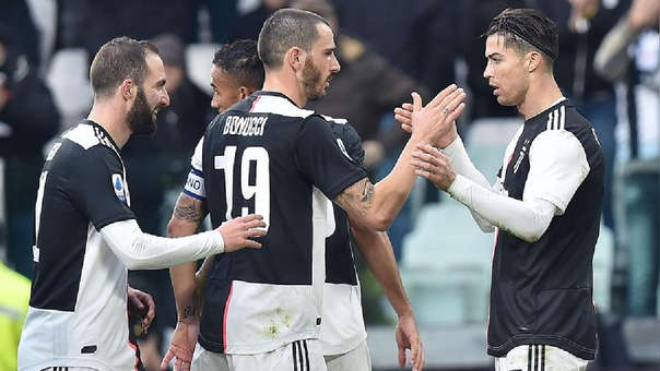 Ronaldo congratulato dai suoi compagni della Juventus.