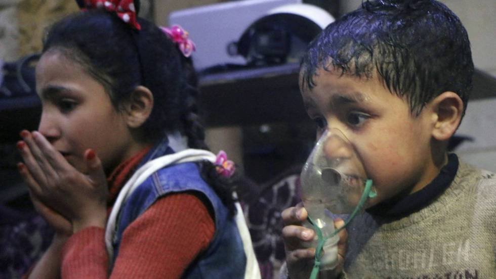 Bambini con respiratori artificiali dopo un attaco con gas tossici in Siria.