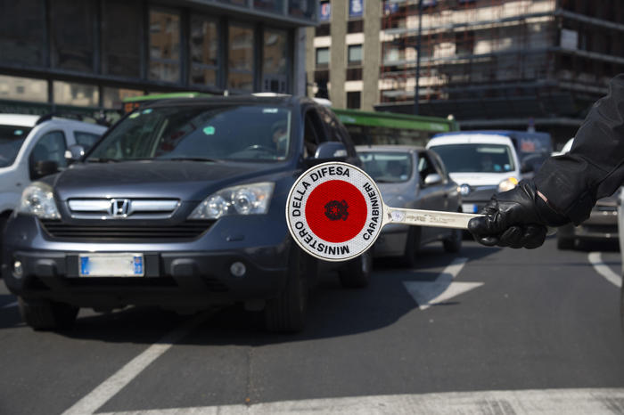 Un check-point dei Carabinieri a Piazzale Loreto, a Milano.