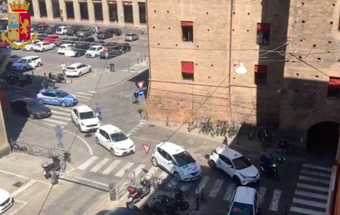 L'omaggio a Bologna: Flashmob dei tassisti per sanitari e Polizia.