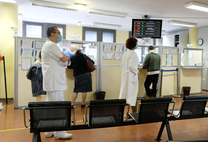 Persone, medici e dipendenti Ats si sottopongono ai test sierologici al laboratorio d'analisi degli Spedali Civili, durante il coronavirus