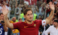 L'ex capitano della Roma, Francesco Totti, percorre il giro di trionfo nella giornata dell'Addio allo Stadio Olimpico nel 2019.