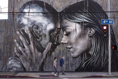 Una coppia con mascherine visita l' Arts District di Los Angeles, California.