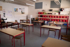 Banchi disposti a distanza prudenziale nella scuola di Stengaard School, in Gladsaxe, Dinamarca.