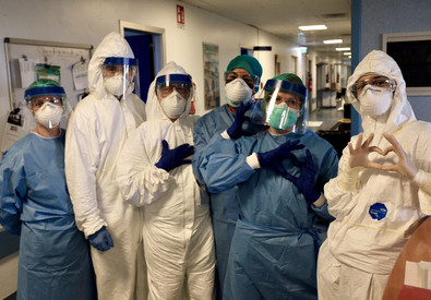 Infermieri all'ospedale di Cremona.n cartello con l'ordinanza sulla chiusura degli uffici comunali a Codogno, nel Lodigiano, come misura precauzionale dovuto al coronavirus