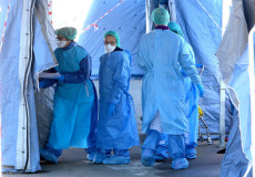 Medici con tute protettive e mascherine in un centro per test di coronavirus.