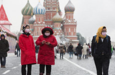 Passanti con mascherine nella Piazza Rossa di Mosca