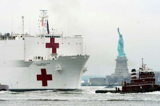 La nave ospedale Confotr Usns ancorata a New York.