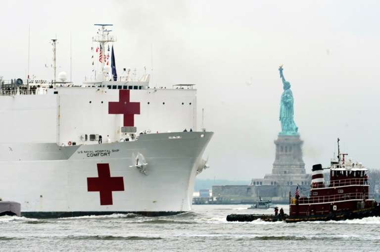 La nave ospedale "USNS Confort" naviga sul fiume Hudson di fronte alla statua della Libertá, al suo arrivo a New York lo socros 30 marzo.