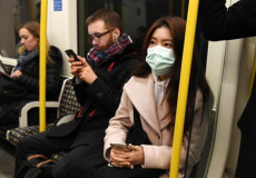 Passeggeri con mascherine nel metro di Londra.