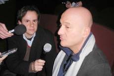 Claudio Bisio al microfono di Emilio Buttaro ai tempi di Zelig su Canale 5