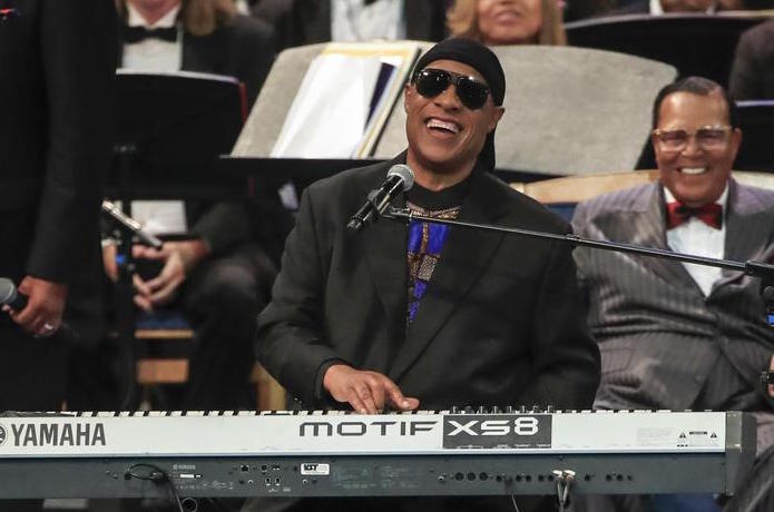 Stevie Wonder alla tastiera in un concerto in omaggio ad Aretha Franklin.