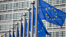 Bandiere di fronte alla sede dell'Unione Europea a Bruxelles.