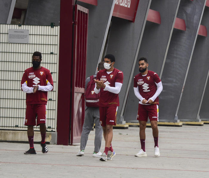 I giocatori del Torino Nikolas N'Koulou e Koffi Djidji , con il volto coperto da una mascherina sanitaria, al suo arrivo allo stadio Filadelfia