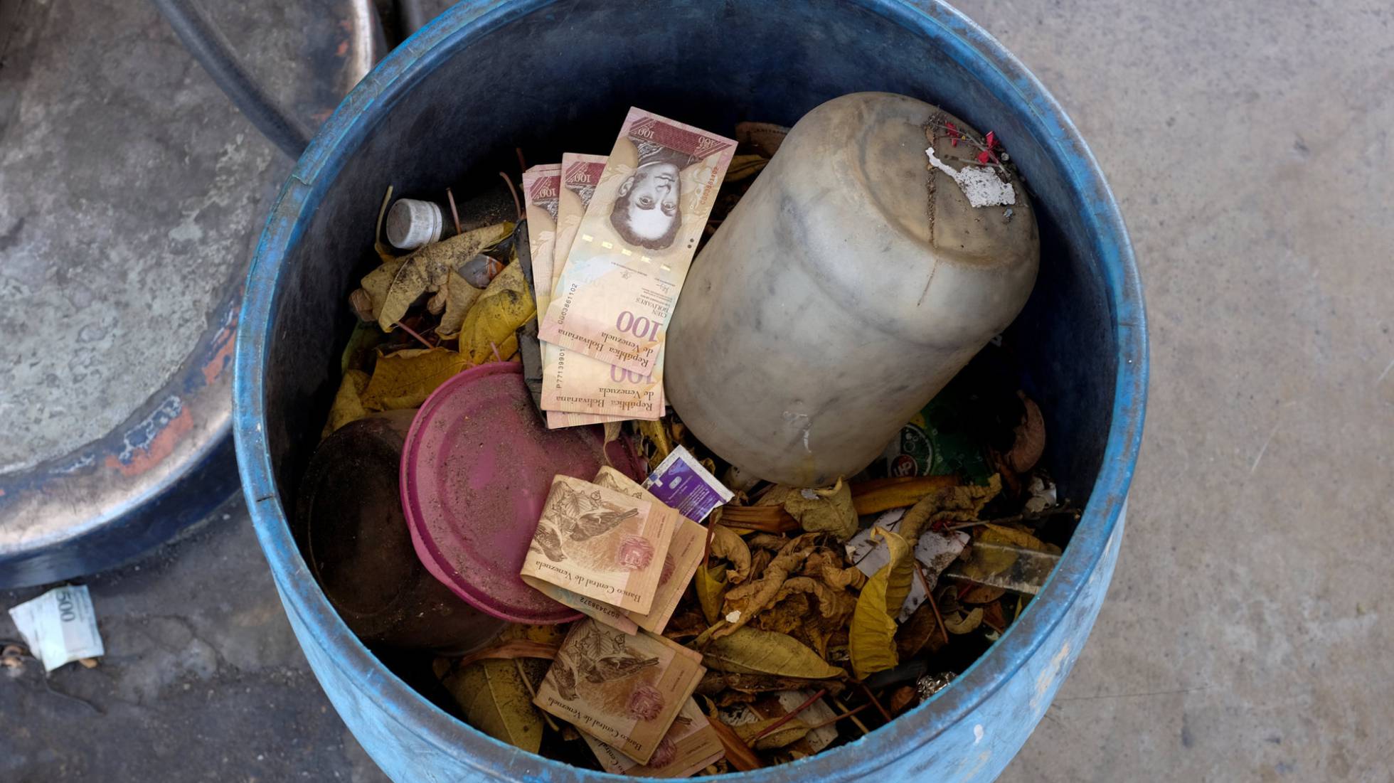 L'inflazione ha trasformato la valuta nazionale in carta-straccia. Banconote di bolivares nel cestino della spazzatura. (REUTERS/MARCO BELLO)