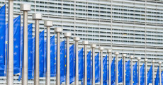 Bandiere dell'Europa di fronte al Palazzo sede della Ue a Bruxelles.