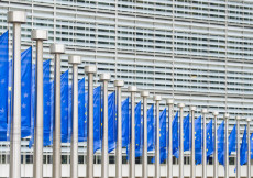 Bandiere dell'Europa di fronte al Palazzo sede della Ue a Bruxelles.