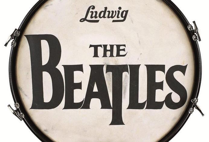 Il logo dei Beatles sul tamburo della band.