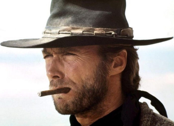 Clint Eastwood in una scena del film "Per un pugno di dollari".