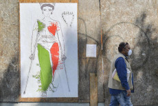 Murale dell'artista Cristina Donati Meyer intitolato 'Viva l'Italia' in una strada di Milano, 8 maggio 2020.