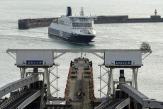 Veduta di un ferry entrando nel porto di Dover Inghilterra.