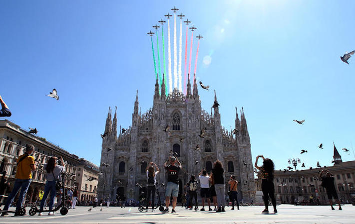 Il passaggio delle Frecce Tricolori sul Duomo di Milano