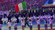 La bandiera tricolore della delegazione d'Italia sventola nella sfilata dei Giochi Militari Mondiali a Wuhan 2019.