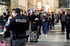 Passeggeri in partenza dalla stazione centrale di Milano nel giorni d'inizio della fase 2 durante l'emergenza Coronavirus, Milano