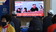 Coreani guardano su uno schermo tv Kim Jong-un sorridente