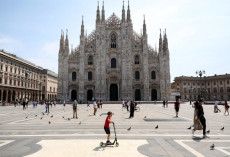 Coronavirus in Italia: Piazza Duomo a Milano dopo la riapertura