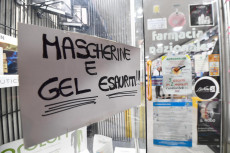 Un cartello esposto sulla vetrina esterna di una Farmacia genovese, che segnala l'esaurimento di gel disifettanti e mascherine di protezione per il viso. Genova