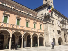 Il Caffè Meletti nella centrale Piazza del Popolo in Ascoli Piceno.