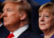 La cancelliera Angela Merkel ed il Presidente USA Donald Trump in una foto di gruppo scattata in occasione dell'ultima riunione dei Paesi NATO