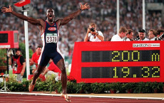 Michael Johnson taglia il traguardo nei 200 m ad Atlanta 1996.