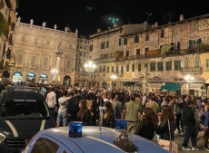 Coronavirus in Italia, assembramenti di persone in piazza durante il fine settimana