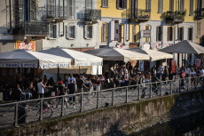 Affollamento di persone ai Navigli a Milano durante la fase 2 del Covid-19.