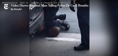 In questo frame tratto da un filmato ripreso da un passante e pubblicato dal New York Times, i momenti in cui un uomo muore soffocato.