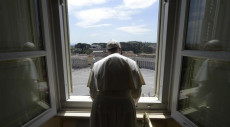 Papa Francesco si affaccia su una Piazza San Pietro vuota
