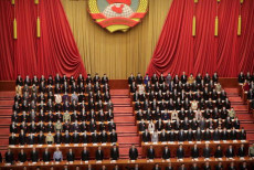 Delegati e leader cinesi aspettano l'apertura della sessione plenaria del parlamento a Pechino, dopo la quarantena per il Covid-19.