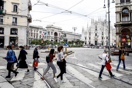 Pedoni in piazza Duomo durante la fase 2 dell'emergenza Coronavirus a Milano