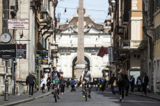 Romani passeggiano in Via del Corso nella prima giornata della Fase 2.