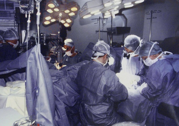 Equipe di medici durante un'operazione chirurgica.