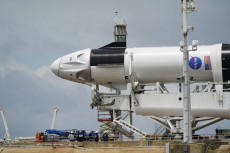 Il Falcon 9, il razzo della azienda SpaceX, con una capsula Dragon durante i preparativi per il suo lancio nel Centro Spaziale Kennedy, a Cabo Cañaveral, Florida. (AP/David J. Phillip)