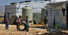 Bambini giocano in un campo di rifugiati nella cittá di Baalbek, Líbano. Immagine d'archivio