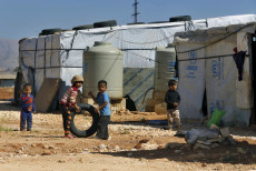 Bambini giocano in un campo di rifugiati nella cittá di Baalbek, Líbano. Immagine d'archivio